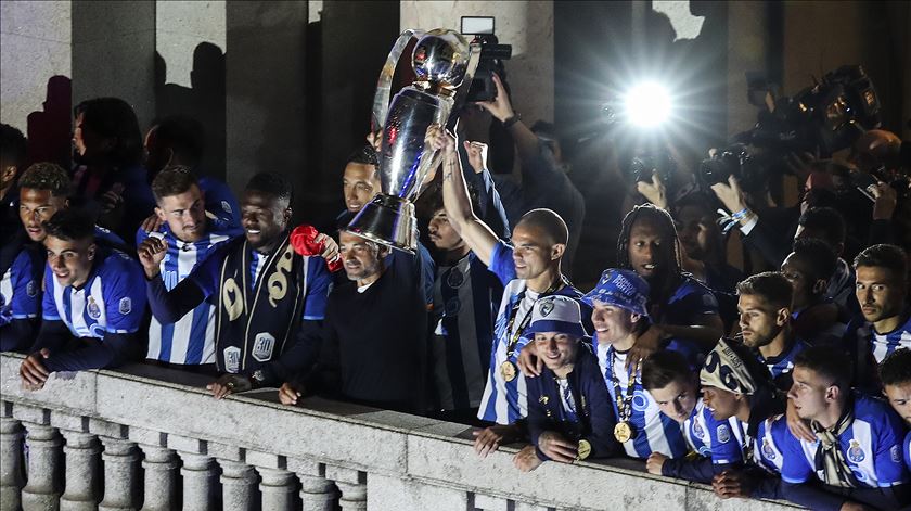 Festa do novo campeão nacional na Câmara do Porto, com milhares de adeptos na Avenida dos Aliados. Foto: José Coelho/Lusa