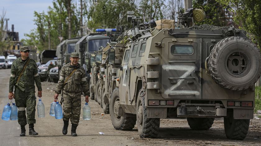 Mais de 1.700 militares ucranianos de Azovstal renderam-se