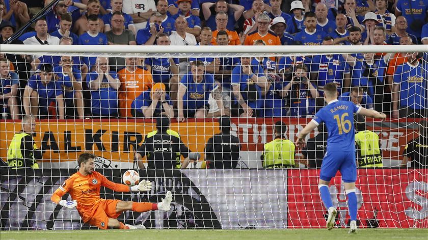 Kevin Trapp defende penálti de Aaron Ramsey na final da Liga Europa entre Eintracht Frankfurt e Rangers. Foto: José Manuel Vidal/EPA