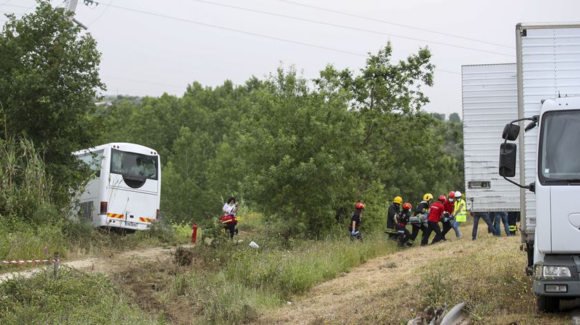 acidente com autocarro na A1 na Mealhada - helicóptero do INEM - maio 2022 Foto: Paulo Novais/Lusa