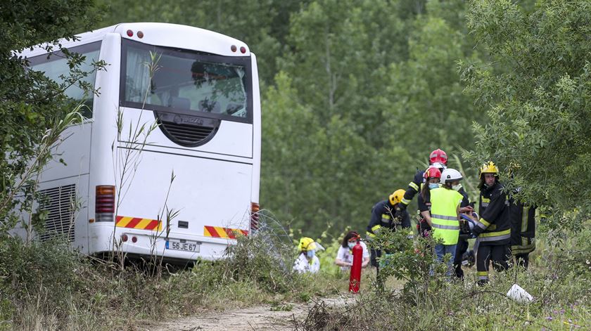 acidente com autocarro na A1 na Mealhada - helicóptero do INEM - maio 2022 Foto: Paulo Novais/Lusa