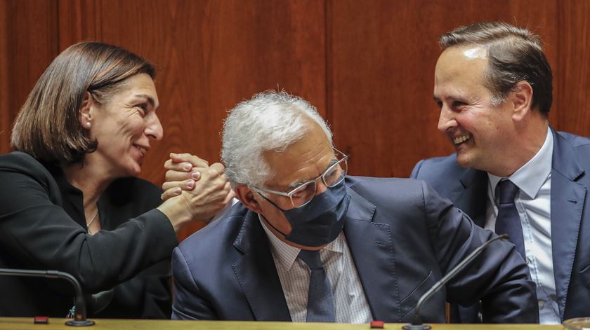 Orçamento aprovado. Costa afirma que país virou página da crise política