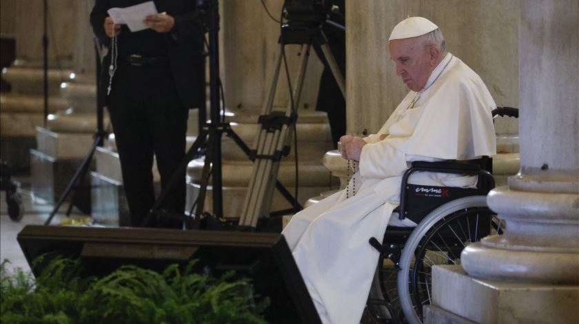 Papa Francisco reza pela paz na Ucrânia na Basílica de Santa Maria Maior em Roma - 31 maio 2022 Foto: Fabio Frustaci/EPA