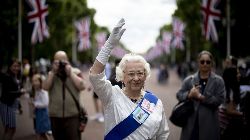 Sósia da Rainha nos preparativos para o Jubileu de Platina. Foto: Tolga Akmen/EPA