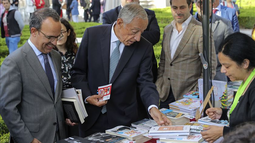 APEL quer cheque de 100 euros em livros para jovens. Governo considera proposta “pesada”