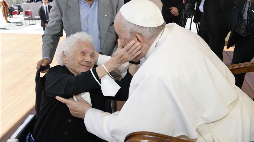 “Não me tirem as rugas”. Papa cita Anna Magnani para elogiar a velhice