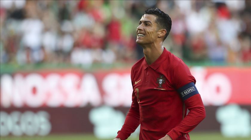 Ronaldo fora do jogo com a Suíça