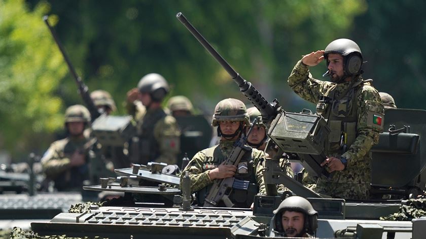 Recrutar estrangeiros para as Forças Armadas é ideia "estapafúrdia" e "sem sentido"