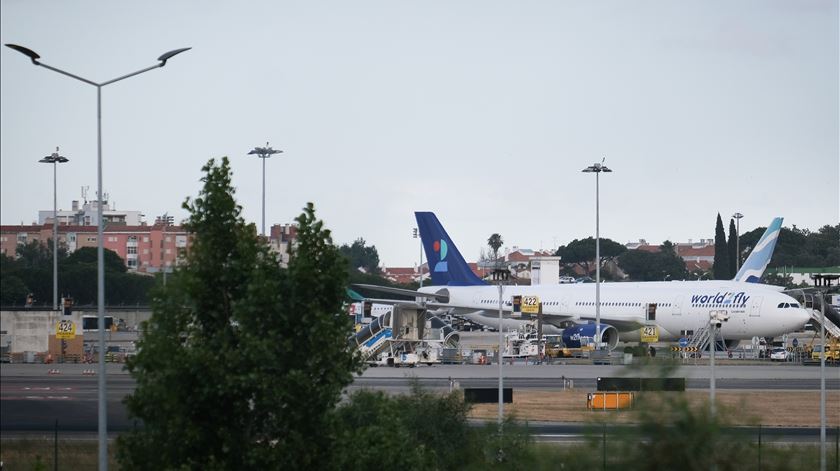 Aterragem de emergência no aeroporto de Lisboa - avião da companhia aérea World2Fly, com destino a Cuba Foto: Mário Cruz/Lusa