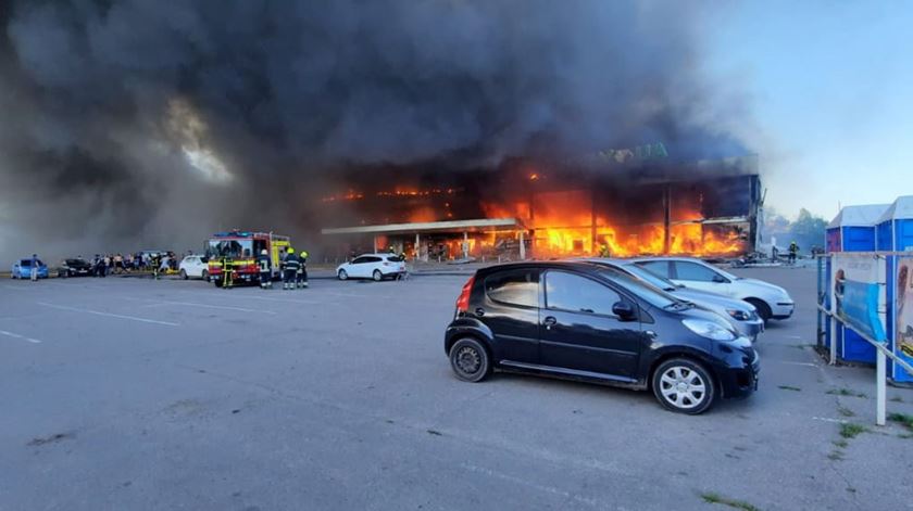 Dez mortos e 40 feridos em ataque russo contra shopping na Ucrânia