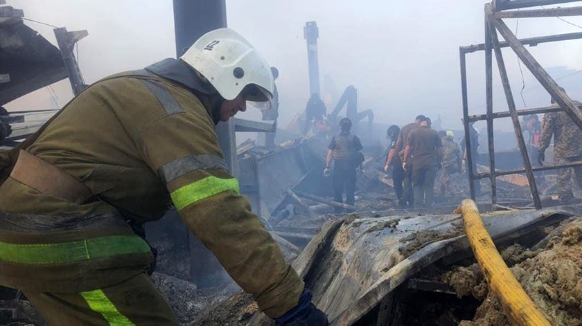 ataque contra centro comercial em Kremenchuk na Ucrânia Foto: Proteção Civil da Ucrânia