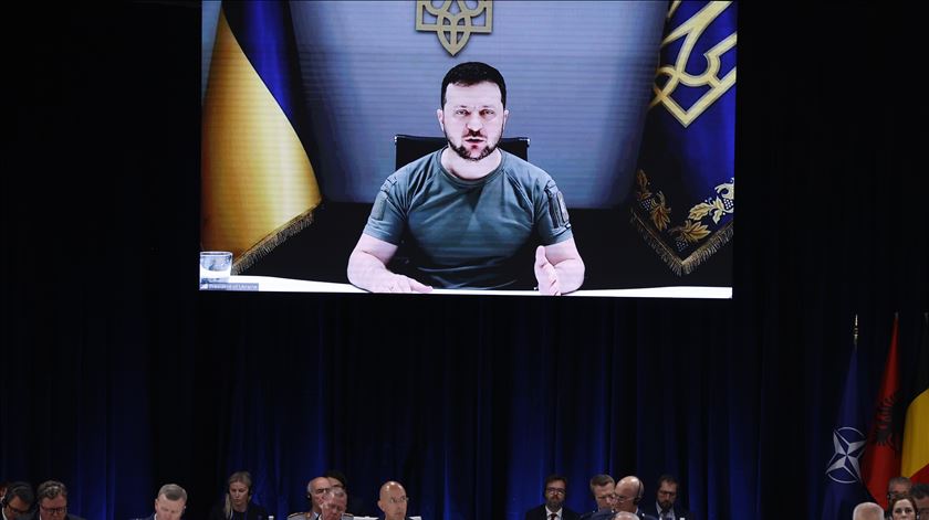 29 de Junho - Volodymyr Zelensky participou na cimeira da NATO, em Madrid, com uma mensagem por vídeoconferência, na qual disse aos líderes da Aliança que o seu país precisa de mais armamento moderno e financiamento para garantir a sua defesa e travar os planos de Vladimir Putin.