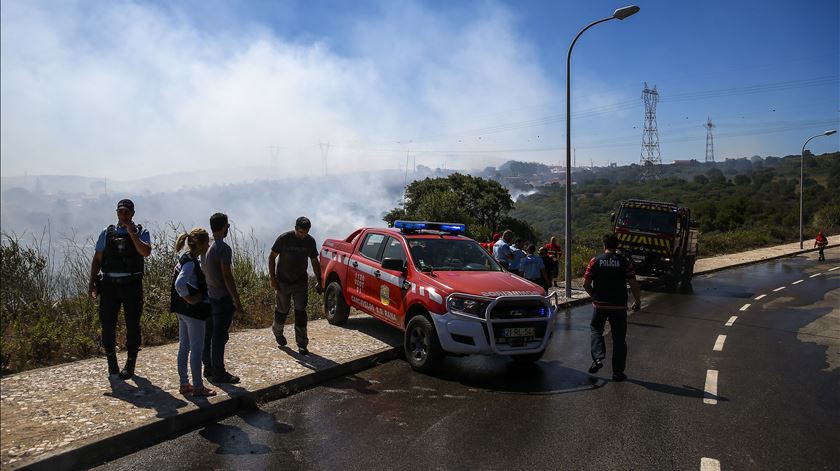 Incêndio em zona de mato de Sintra mobiliza 171 bombeiros e 4 meios aéreos. Foto: José Sena Goulão/Lusa