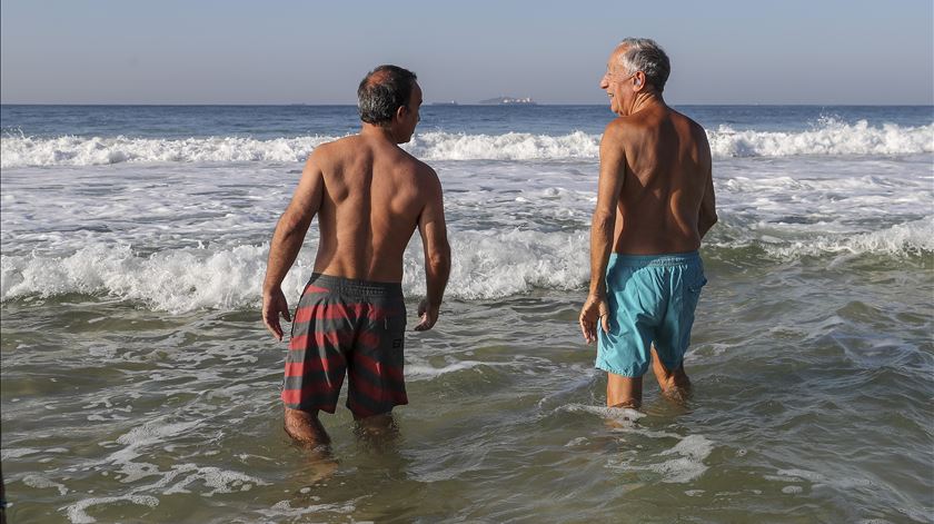 Marcelo Rebelo de Sousa e Pedro Adão e Silva, em Copacabana, no Brasil. Foto: Paulo Novais/Lusa