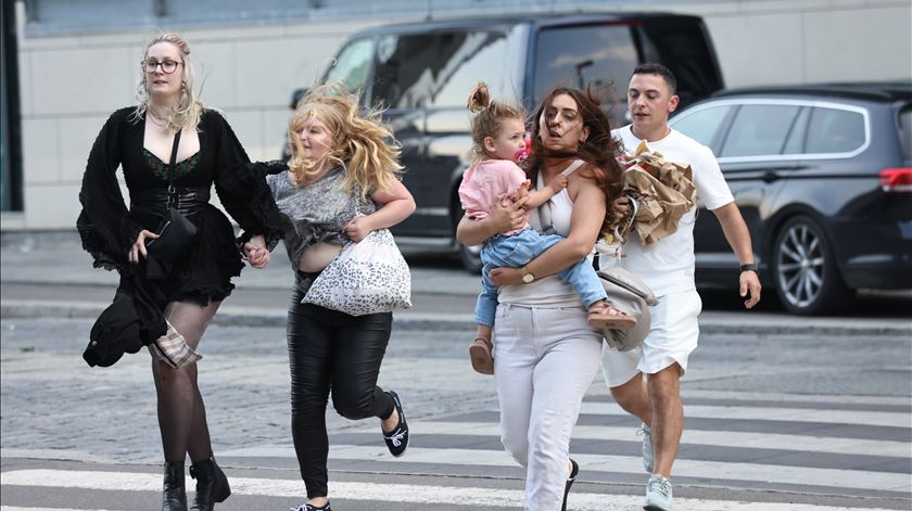 Pessoas em fuga após tiroteio em centro comercial de Copenhaga. Foto: Olafur Steinar Gestsson/EPA