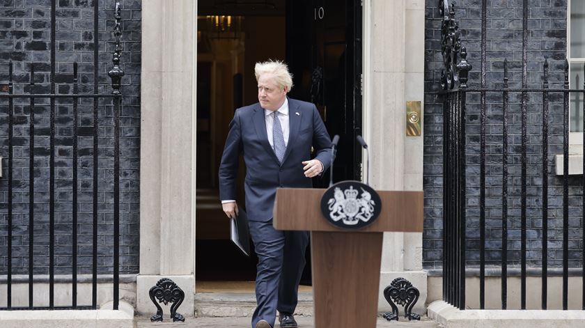 Boris Johnson confirma renúncia ao cargo. "Em política ninguém é indispensável"