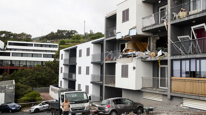 Explosão em apartamento mata duas pessoas no Machico - Madeira Foto: Homem De Gouveia/Lusa Explosão em apartamento mata duas pessoas no Machico - Madeira Foto: Homem De Gouveia/Lusa