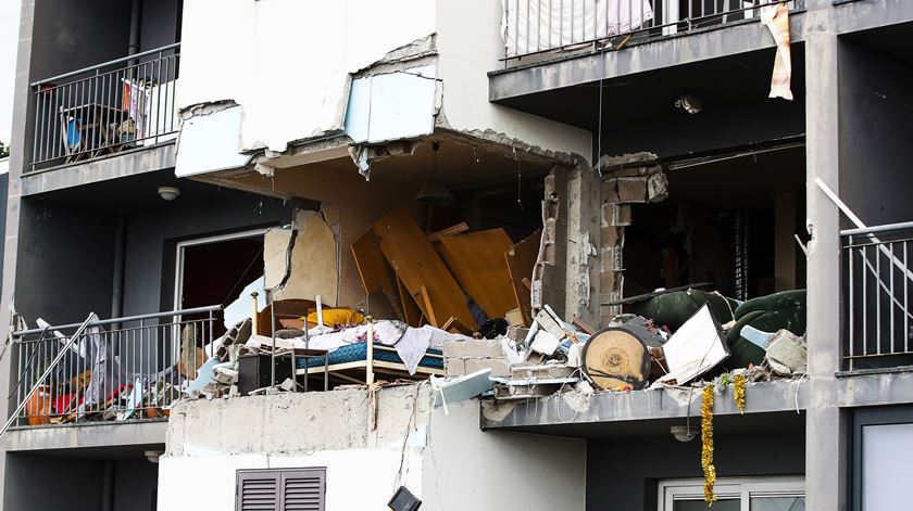 Explosão em apartamento mata duas pessoas no Machico - Madeira Foto: Homem De Gouveia/Lusa Explosão em apartamento mata duas pessoas no Machico - Madeira Foto: Homem De Gouveia/Lusa
