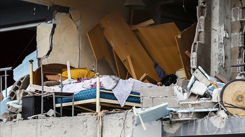 Explosão em apartamento mata duas pessoas no Machico - Madeira Foto: Homem De Gouveia/Lusa Explosão em apartamento mata duas pessoas no Machico - Madeira Foto: Homem De Gouveia/Lusa