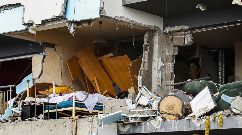 Explosão em apartamento mata duas pessoas no Machico - Madeira Foto: Homem De Gouveia/Lusa Explosão em apartamento mata duas pessoas no Machico - Madeira Foto: Homem De Gouveia/Lusa