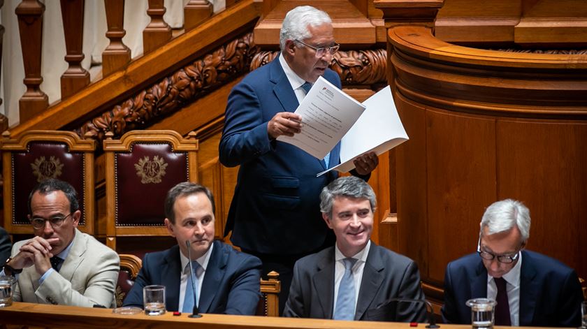 Estado da Nação. Costa ignora 17 perguntas dos deputados e acusa oposição de só fala de "caos"