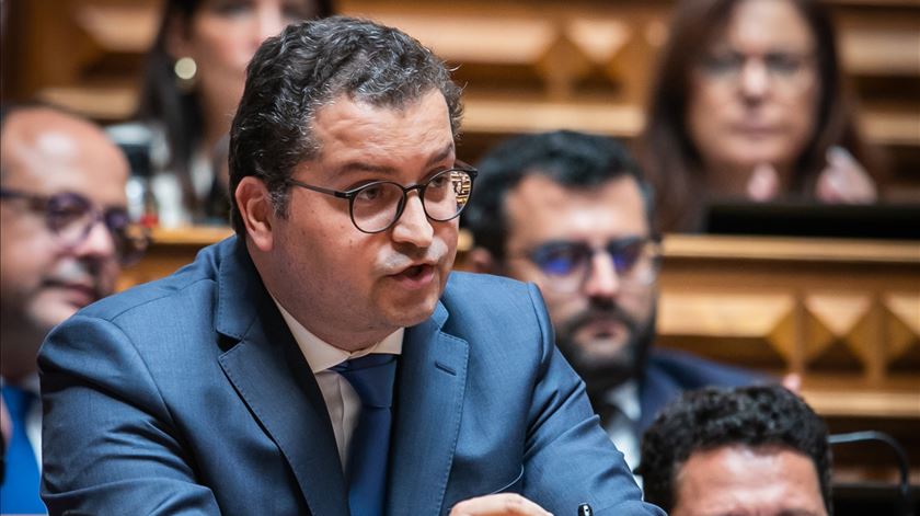 PSD resume governação a “empobrecimento”. Costa recorda propostas de Miranda Sarmento