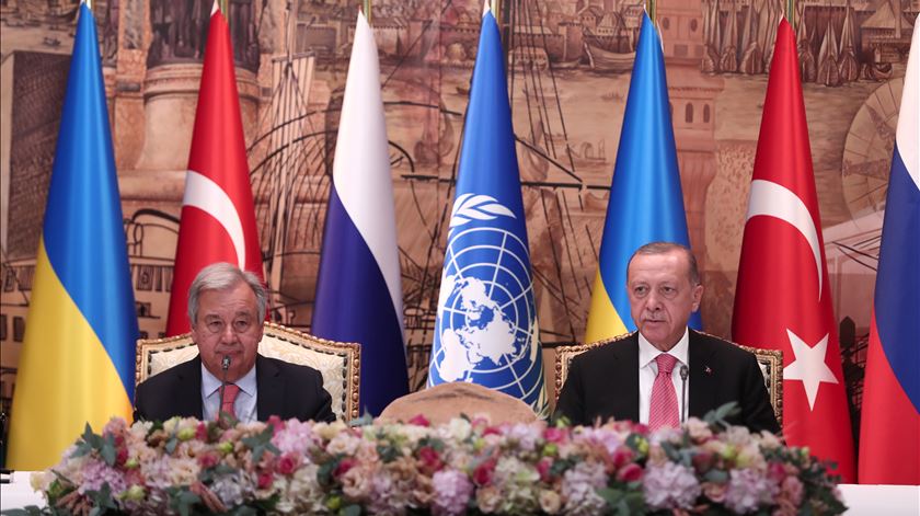 Rússia e Ucrânia assinam acordo sobre cereais. Guterres fala em "farol de esperança" Rússia e Ucrânia assinam acordo sobre cereais. Guterres fala em "farol de esperança"
