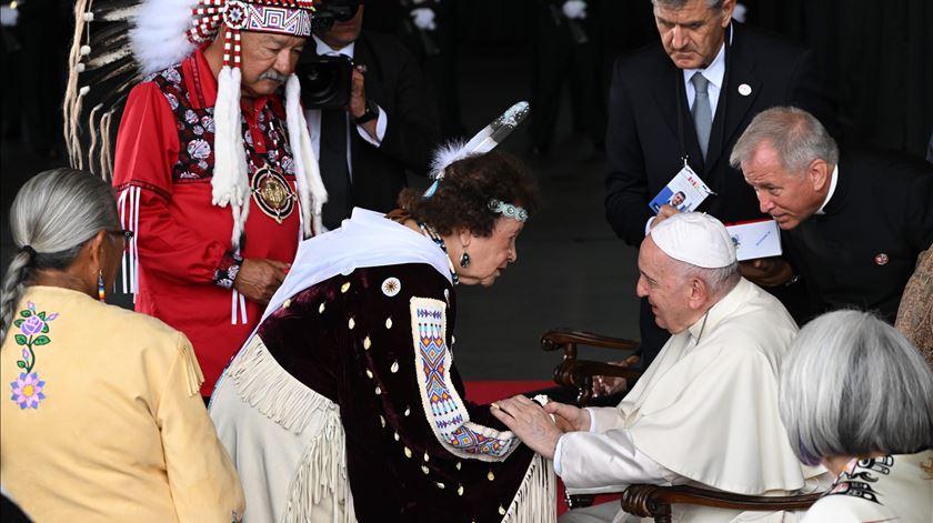 Papa Francisco chega ao Canadá e é saudado pela comunidade indígena no aeroporto de Edmonton  Foto: Ciro Fusco/EPA