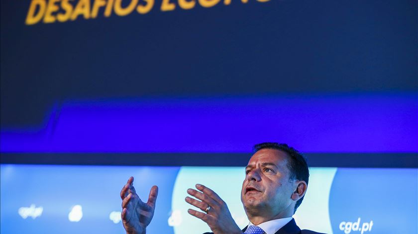 Montenegro defende obras na Portela antes de novo aeroporto