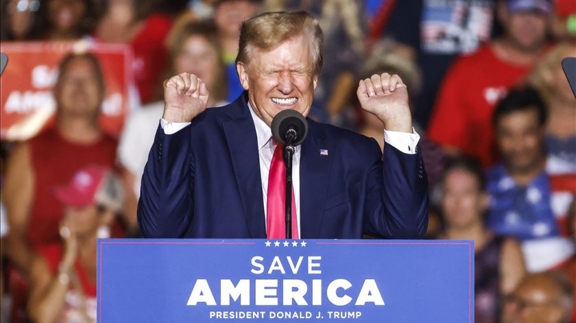 Oficial. FBI apreendeu documentos "top secret" na casa de Trump