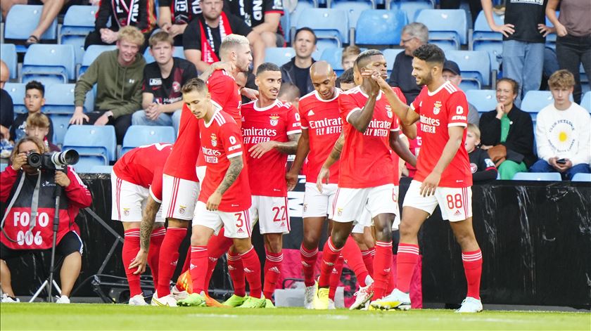 Benfica volta a vencer o Midtjylland e confirma lugar no "play-off" da Liga dos Campeões