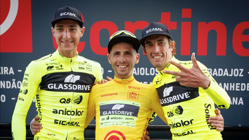 Volta a Portugal. Contrarrel&#243;gio de Porto a Gaia decide quem leva a camisola amarela