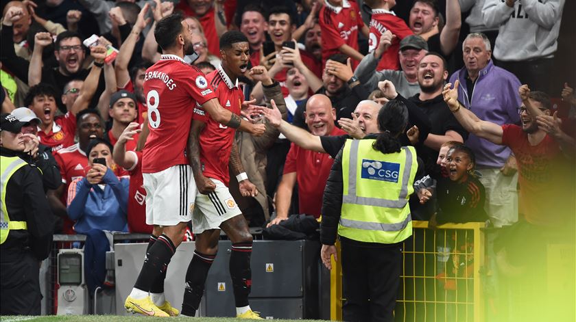 Bruno Fernandes celebra 2-0 com Marcus Rashford. Foto: Peter Powell/EPA