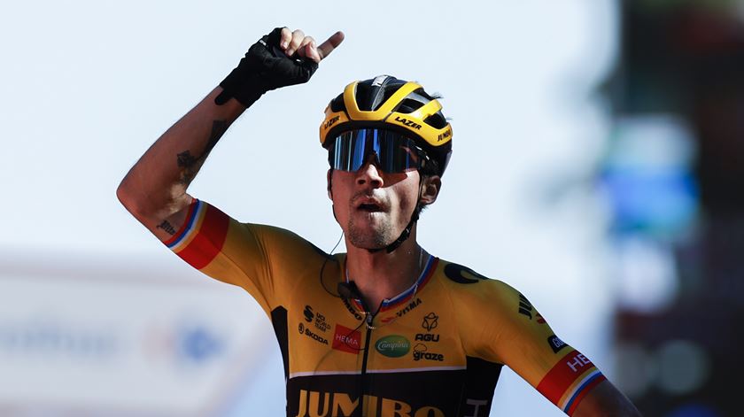 Queda obriga Roglic a desistir da Vuelta