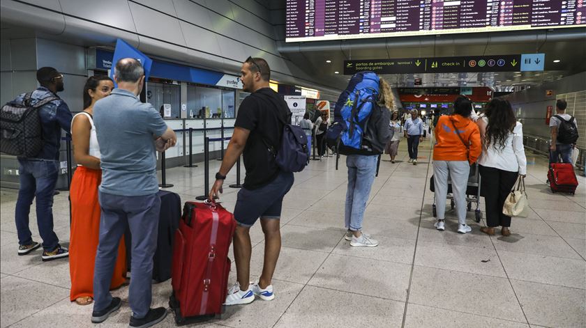Cinco estudantes guineenses retidos no aeroporto de Lisboa