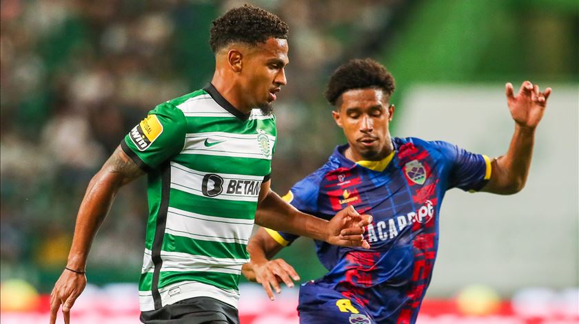 Marcus Edwards e Kevin Lenini durante o Sporting vs Chaves. Foto: José Sena Goulão/Lusa