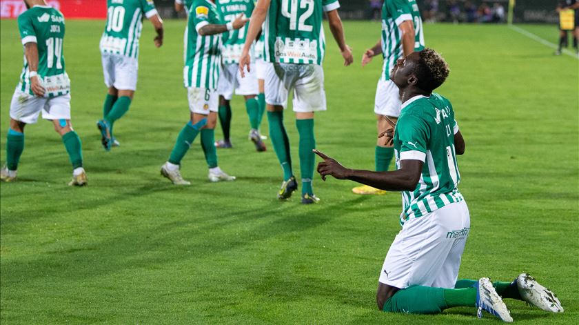 Aziz marca pelo Rio Ave ao FC Porto. Foto: Rui Manuel Farinha/EPA