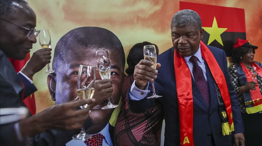 “Inquietos” com tomada de posse do MPLA, cinco partidos da oposição preparam protestos