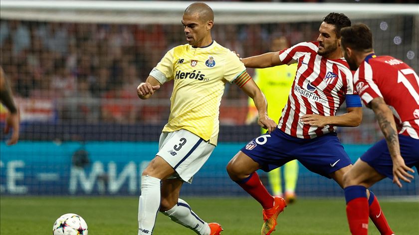 Pepe e Koke durante o Atlético Madrid - FC Porto. Foto: Rodrigo Jimenez/EPA