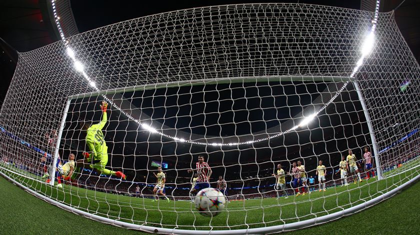 Antoine Griezmann marca golo da vitória no Atlético Madrid vs FC Porto. Foto: Rodrigo Jimenez/EPA