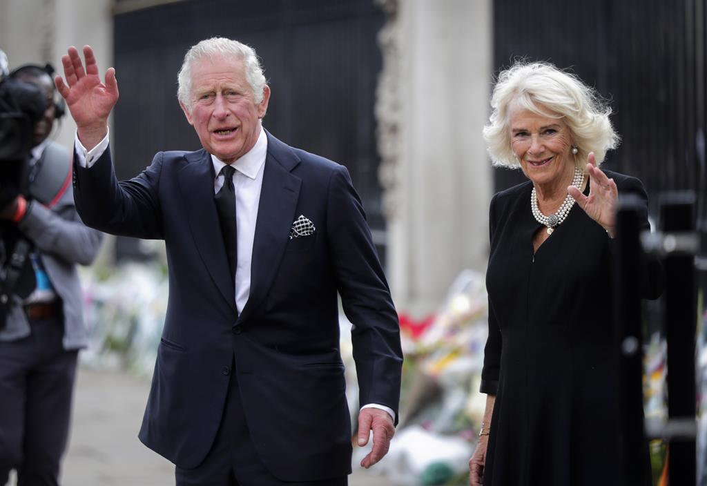 Rei Carlos III saudado por milhares de pessoas à chegada a Buckingham