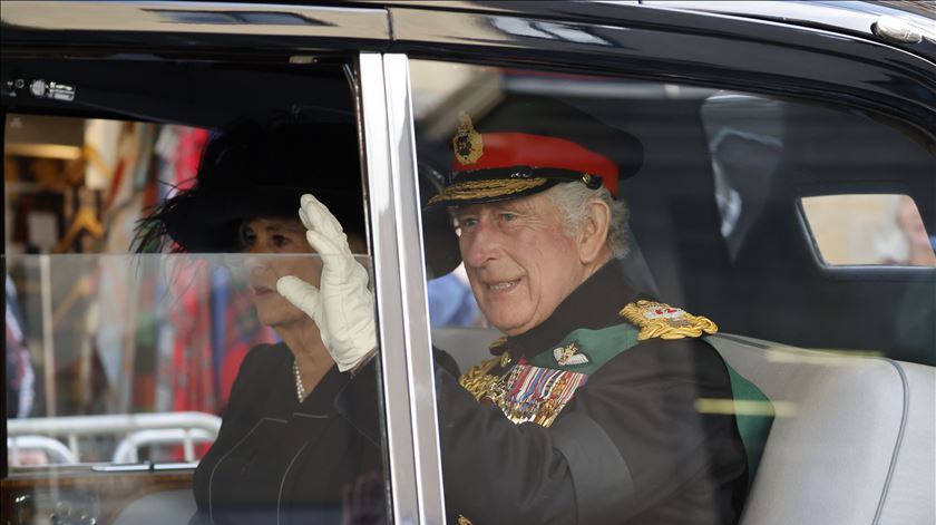 Carlos III e Camilla Parker-Bowles no cortejo do caixão da mãe, Isabel II, para a catedral de St. Giles. Foto: Tolga Akmen/EPA