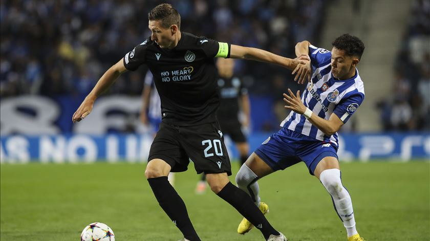 Vanaken e Pepe durante o FC Porto - Club Brugge da Liga dos Campeões. Foto: José Coelho/Lusa