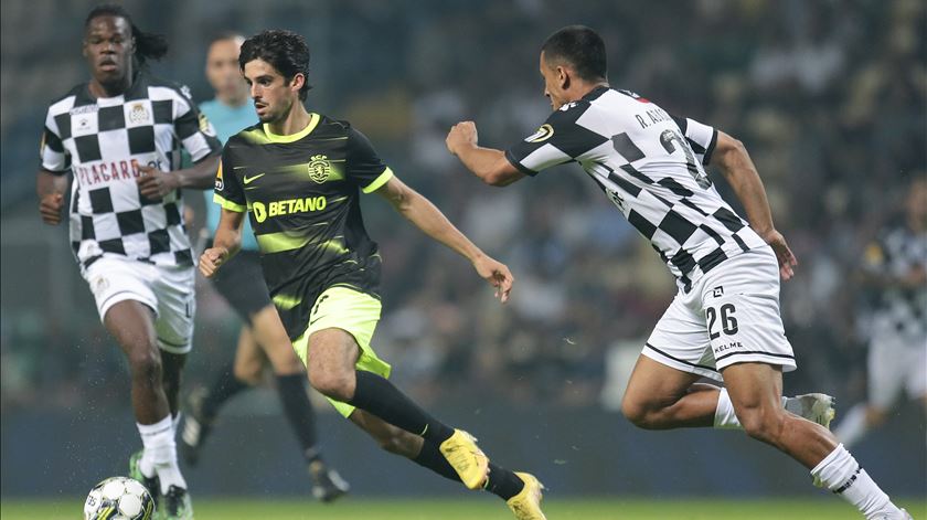 Trincão e Abascal durante o Boavista - Sporting. Foto: Manuel Fernando Araújo/Lusa