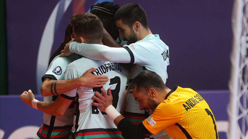 Portugal marca à Espanha na Finalíssima de futsal. Foto: Juan Ignacio Roncoroni/EPA