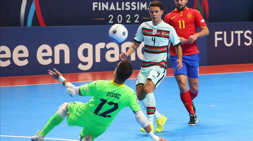 Afonso marca o golo do empate na Finalíssima de futsal entre Portugal e Espanha. Foto: Juan Ignacio Roncoroni/EPA