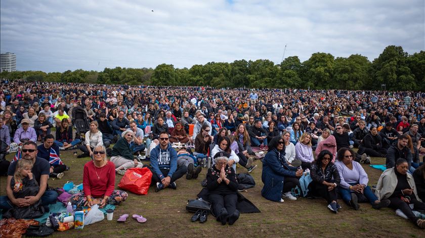 populares acompanham funeral da rainha Isabel II em Hyde Park Londres Foto: Bertha Wang/EPA