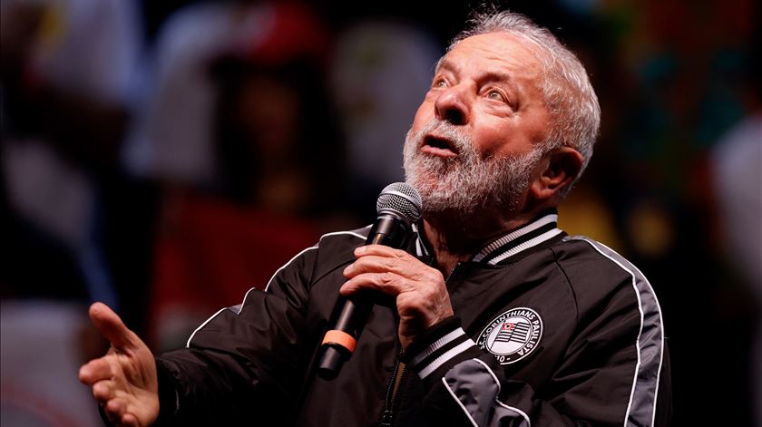 Polémica. Ministro anunciou, mas Parlamento diz que ainda não decidiu Lula da Silva no 25 de Abril
