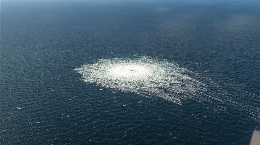 Imagem aérea da fuga de gás no gasoduto Nord Stream 2, no Mar Báltico. Foto: Ministério da Defesa da Dinamarca/EPA