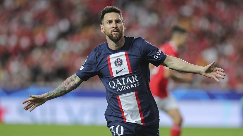 Messi marca na Luz durante o Benfica - PSG. Foto: Miguel A. Lopes/EPA